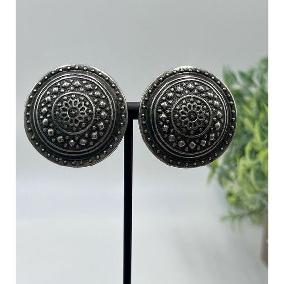 Ben Amun Vintage Silver Tone Textured Dome Round Clip On Earrings - Picture 2 of 11